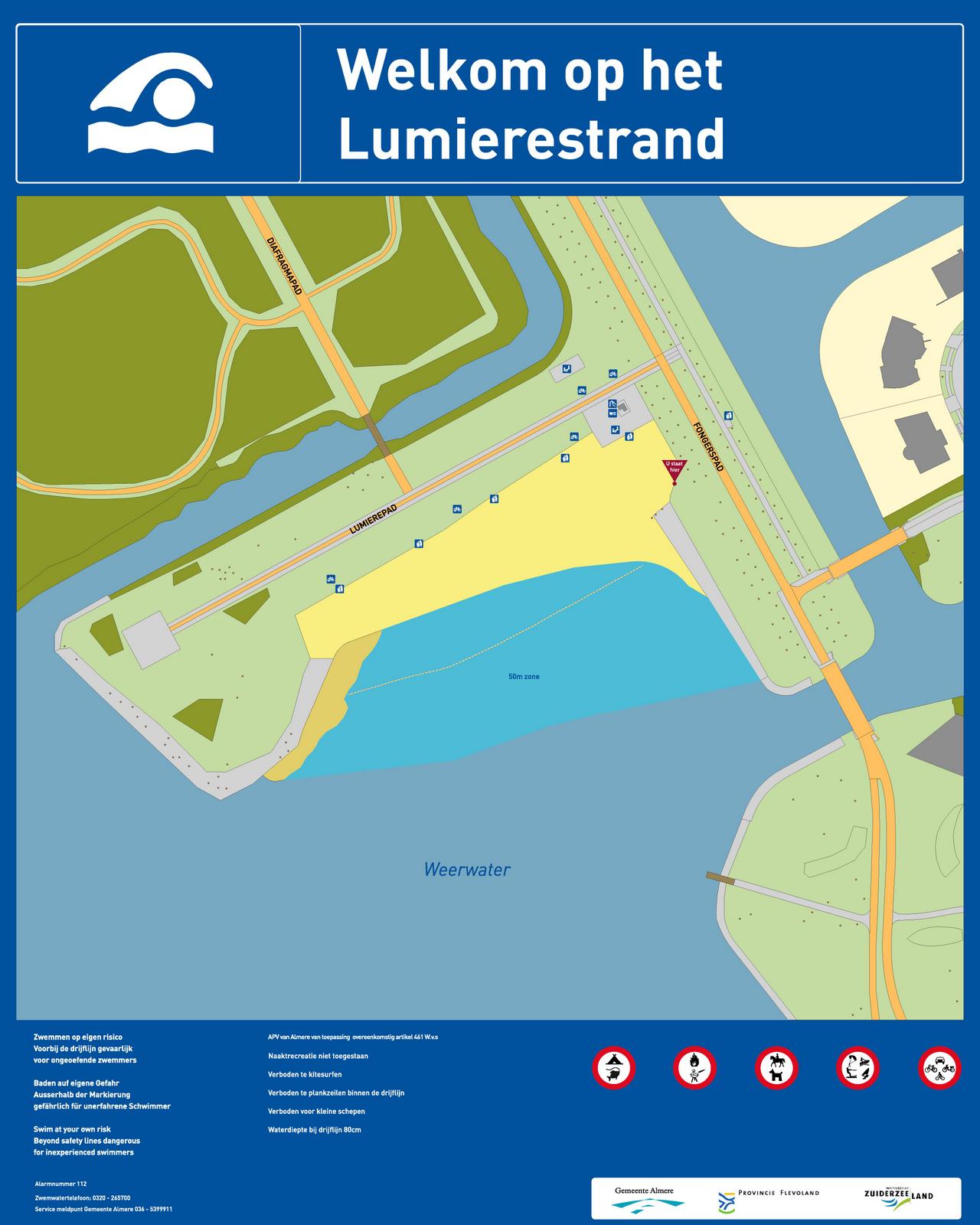 Het informatiebord bij zwemlocatie Lumièrestrand